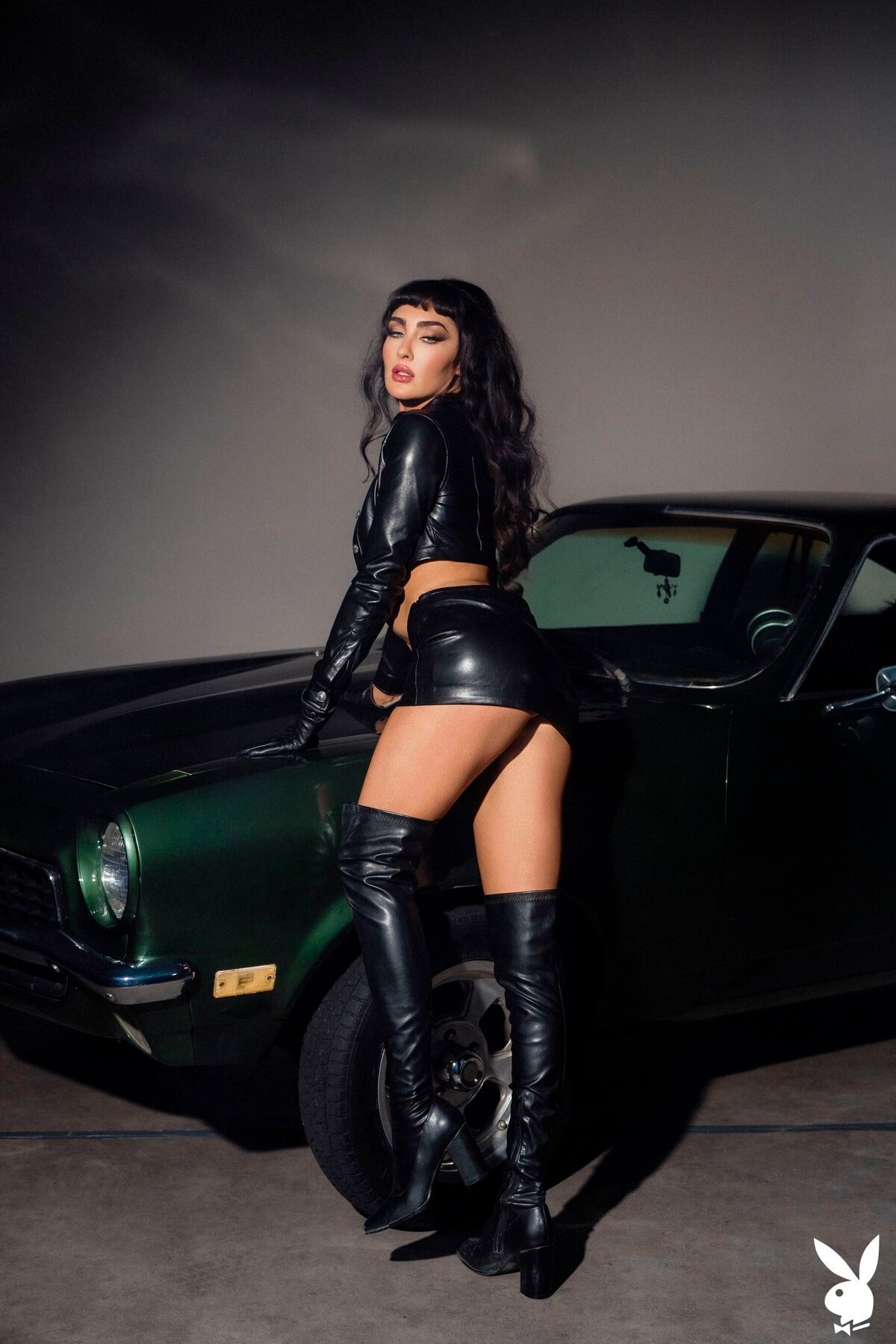 Leather-clad Scarlett Kapella teases her sexy body in the car
