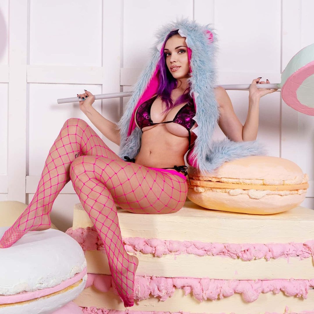 Chesty cosplay babe Octokuro knows how to pose for the camera