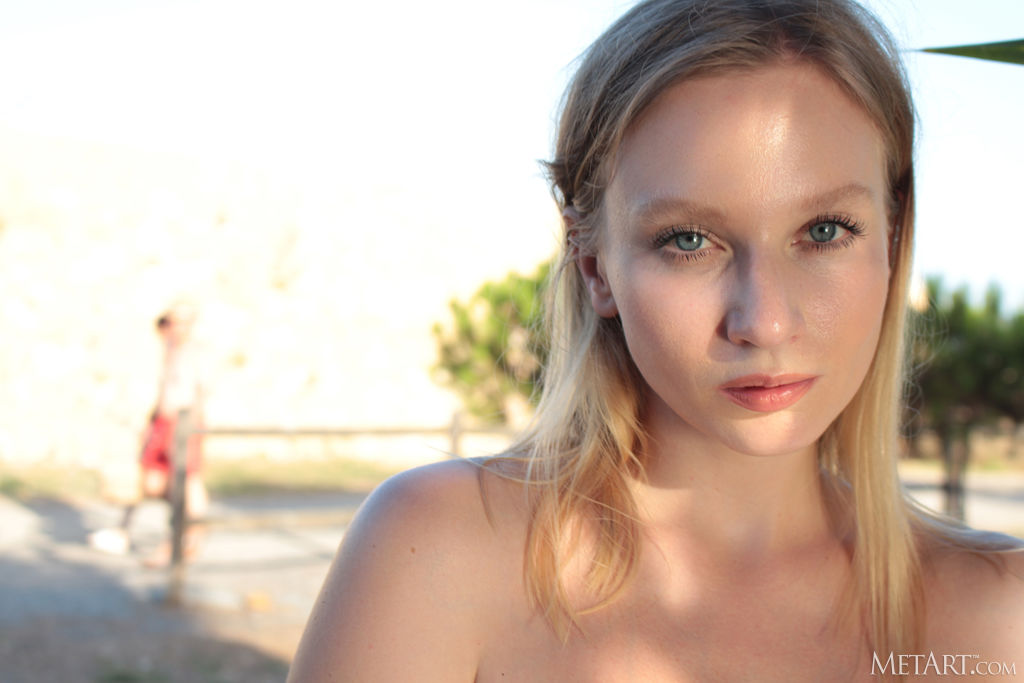 Annie Anne Sexy Beauty Lets Her Perfect Breasts Bounce Free