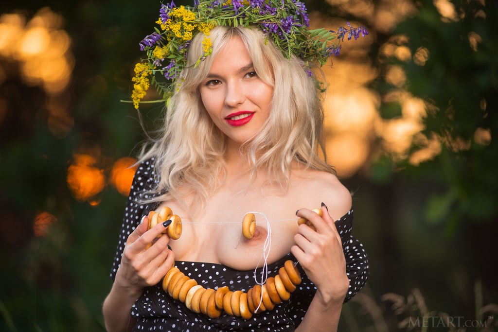 Zarina A - Nature girl has naked tea time in the great outdoors