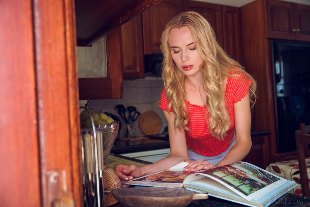 Maria Rubio - Skinny blonde young hotly undresses and poses in the kitchen