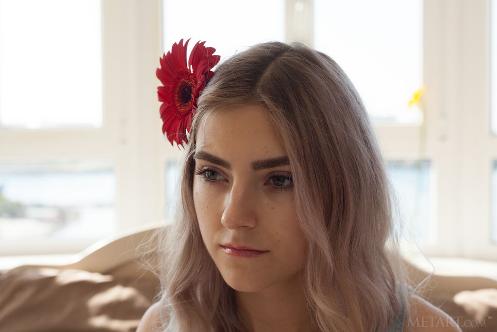 Eva Elfie - Busty chick searches for new sex impressions with a flower
