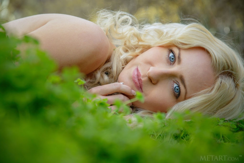 Janelle B - Hottie gets fascinating orgasm on green grass