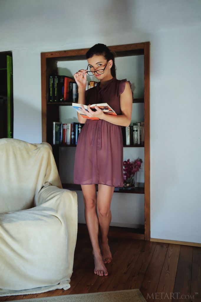 Brit - Hottiepleases her pussy while reading a book