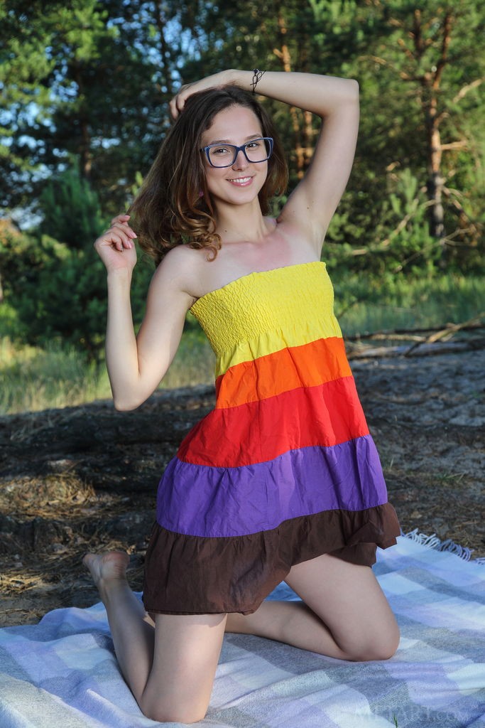 Ava - Sweetie goes on sex picnic to orgasm outdoors