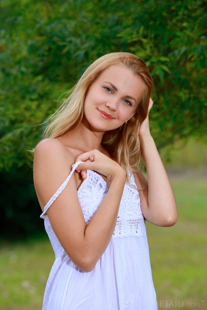 Tais - Getting in touch with nature is best when you are naked
