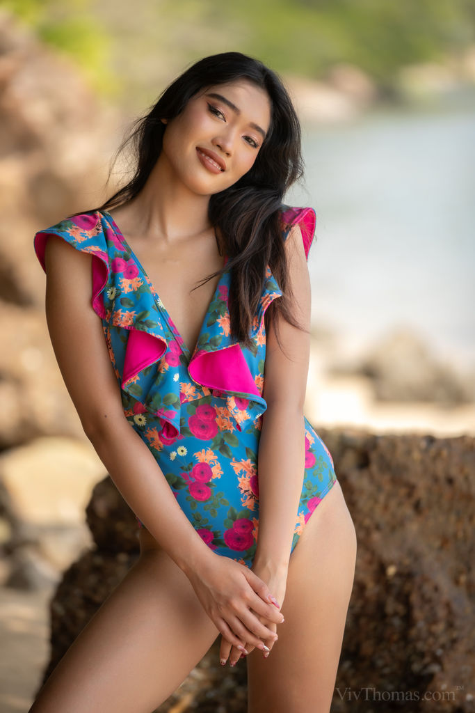 Minari Tease Her Dark Nipples To Stiffness And The Sun Kiss - Viv Thomas