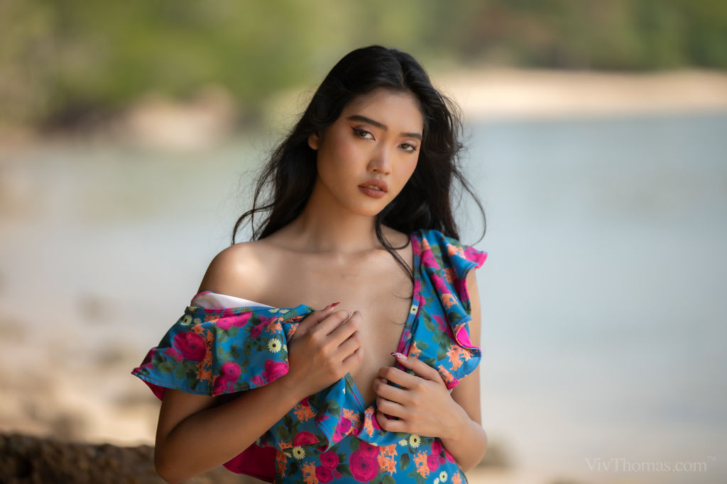 Minari Tease Her Dark Nipples To Stiffness And The Sun Kiss - Viv Thomas