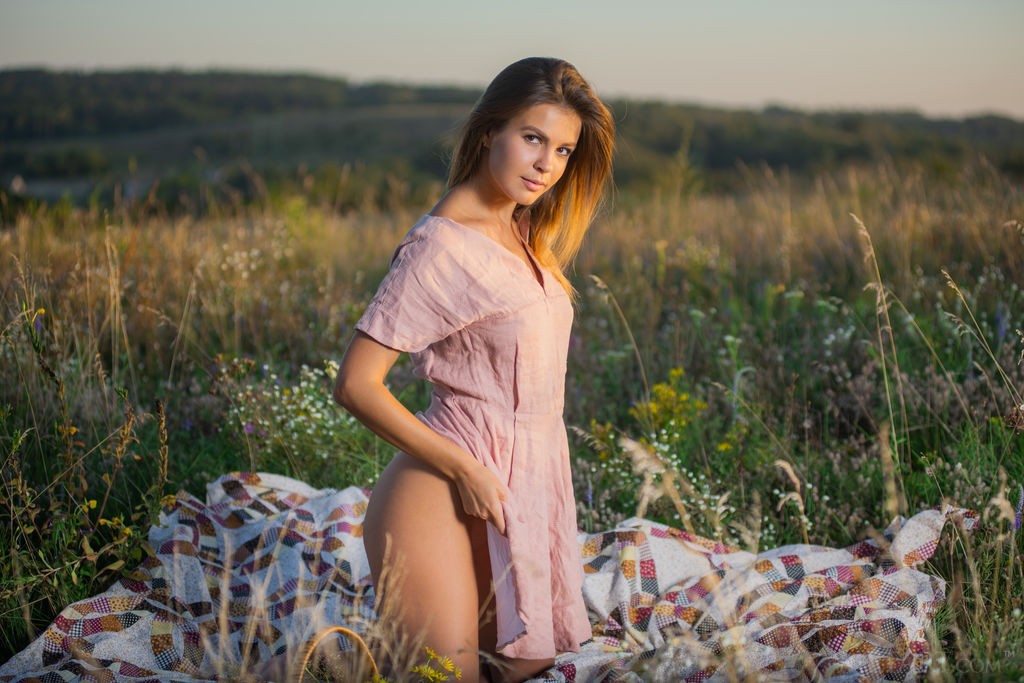 Zelda B - Outdoors naked picnic with a super hot blonde MILF babe