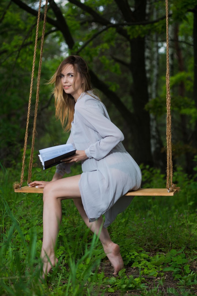 Nasita - Reading out in the woods becomes naked time in nature