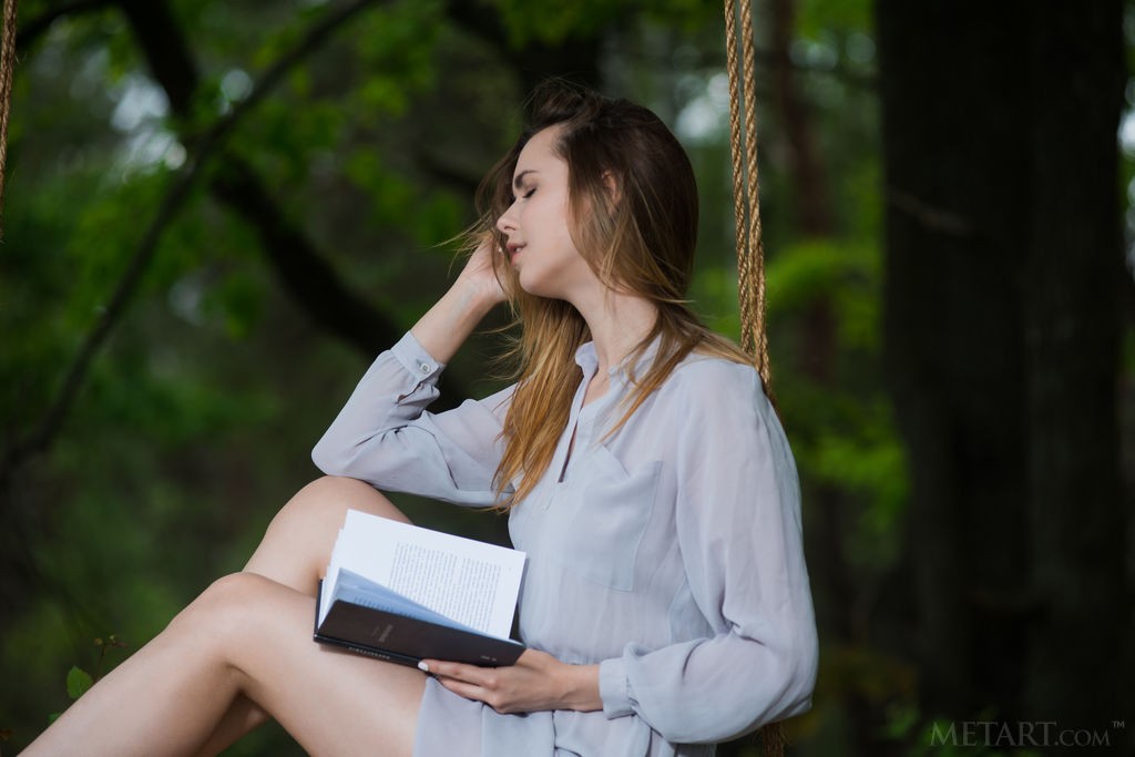Nasita - Reading out in the woods becomes naked time in nature