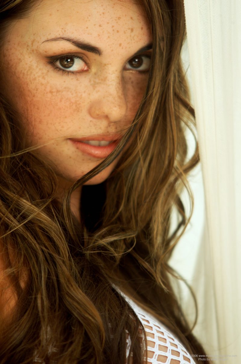Danielle Gamba posing topless